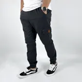 Pantalón cargo de gabardina color gris plomo, con puño en el tobillo, bolsillos laterales y corte slim.