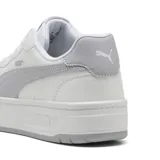 Championes urbanos Puma modelo Court Lally Skye, de diseño tipo plataforma en color blanco con detalles en gris claro. Presentan el logo de la marca en el lateral y en la lengüeta.
