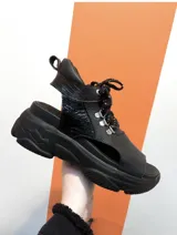 Sandalias negras de cuero vacuno con cordones, plataforma de 4 cm y suela deportiva antideslizante.