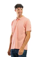 Chomba manga corta color borgoña con cuello clásico y borde azul marino.