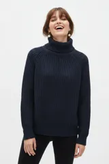 Polera de algodón azul marino, de punto inglés, con cuello alto vuelto, mangas largas ranglán y calce holgado.