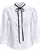 Blusa blanca de manga larga con cuello mao y un lazo negro contrastante atado al cuello. Presenta alforzas verticales en el frente, mangas abullonadas con puños ajustados y cierre frontal abotonado.