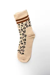 Pack de tres pares de medias tipo crew con diseño de animal print y rayas en el puño, en colores beige, negro y gris.