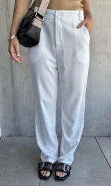 Pantalón blanco de lino, de corte recto y tiro alto.