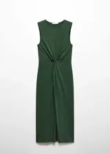 Vestido midi sin mangas de algodón, con cuello redondo y detalle de nudo frontal que genera un drapeado natural. Diseño recto y entallado.