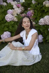 Brazalete rígido plateado con textura irregular.
