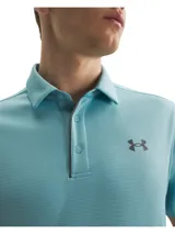 Chomba de golf Under Armour Tech Polo, color celeste con sutil patrón de rayas horizontales en la tela. Presenta cuello camisero, cierre frontal con botones ocultos y el logo de la marca estampado en el pecho en tono oscuro.