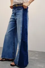 Jean de corte wide leg con diseño bicolor que combina tonos de denim azul claro al frente y azul oscuro en los laterales.