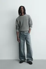 Sweater relaxed fit de canalé, color negro con efecto lavado, cuello redondo y manga larga con acabados en rib.