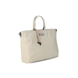 Cartera de formato amplio y estructurado, color marrón, con doble asa de mano y correa larga desmontable y regulable que permite llevarla al hombro o cruzada. Cuenta con cierre superior y aplique decorativo en el frente.