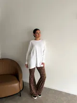 Conjunto de dos piezas compuesto por un buzo de cuello redondo y mangas largas con diseño holgado y un pantalón de corte recto y tiro alto. Ambas prendas están confeccionadas en tejido de punto acanalado.