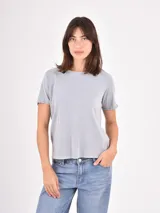Remera de algodón con efecto lavado, cuello redondo y mangas cortas con bordes enrollados.