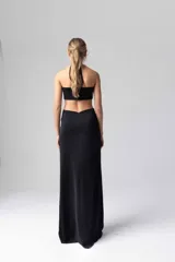 Vestido largo de fiesta color petróleo, con escote halter con detalle de cuentas, aberturas laterales en la cintura y tajo en la pierna.