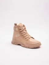 Borcego acordonado color beige, de caña media y suela track.