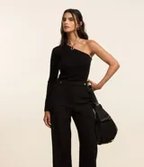 Blusa negra de viscosa con escote asimétrico de un solo hombro y manga larga.