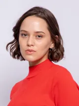 Polera color crema de tejido de punto, manga larga y cuello alto.