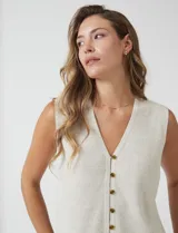 Chaleco de algodón color beige, marca Industry, con cuello en V y cierre frontal con botones marrones.