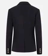 Blazer de sastrería en crepé color negro, con cuello solapa, cierre frontal de un solo botón dorado y bolsillos laterales con solapa.