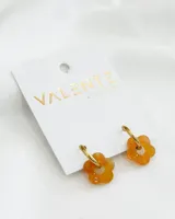 Aros colgantes con forma de flor color naranja translúcido y argolla dorada.