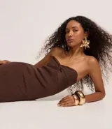 Vestido midi de punto acanalado en color verde, con diseño palabra de honor y detalle de nudo en el busto. Presenta un corte ajustado al cuerpo.