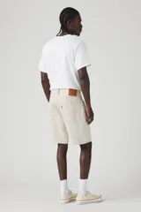 Bermuda de jean color crudo, de corte amplio y largo a la rodilla. Con bolsillos delanteros y traseros.