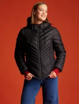 Campera de abrigo verde esmeralda, marca Michael Kors. Diseño acolchado con cierre metálico central, capucha no desmontable con cordón de ajuste y bolsillos verticales delanteros. Incluye bolsa autoportante.