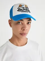 Gorra tipo trucker Von Dutch con frente blanco, visera y malla trasera en color azul. Presenta un bordado frontal con el logo de la marca y el icónico diseño de ojo alado.
