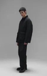 Campera oversize de microfibra opaca con diseño matelaseado de rombos. Presenta cuello de corderoy a tono, cierre frontal metálico y dos amplios bolsillos delanteros con solapa y broche snap. Interior forrado y relleno con guata térmica.