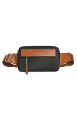 Riñonera Oreiro combinada en color negro y tostado, con bolsillo frontal con solapa, tiracierres de cuero sintético y correa ajustable con inscripciones de la marca.