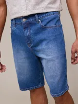 Bermuda de jean elastizado azul claro, con bolsillos delanteros y traseros.