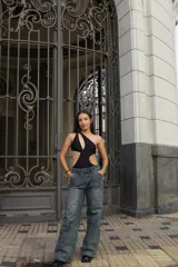 Body negro de lycra con un solo hombro y aberturas laterales.