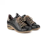 Zapato deportivo de cuero negro con cordones beige, suela marrón con cámara de aire, detalles metalizados en el talón y forro interno con estampado animal print.