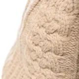 Gorro tipo beanie de punto con textura trenzada y borde acanalado, en color beige.