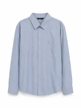 Camisa de manga larga color celeste, con cuello clásico, cierre frontal de botones y bolsillo en el pecho con logo bordado.