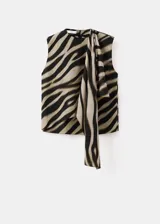 Blusa sin mangas con estampado animal print tipo cebra, de corte holgado y diseño con solapa frontal superpuesta.