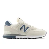 Championes urbanos New Balance modelo 574, con diseño híbrido en tonos beige y detalles en azul marino. Presenta el logo N característico en los laterales, entresuela con tecnología ENCAP para mayor sujeción y amortiguación de espuma EVA.