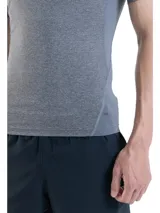 Remera de compresión de manga corta Under Armour, diseñada con tecnología HeatGear para una gestión eficiente del sudor y secado rápido. Presenta un ajuste ceñido al cuerpo, paneles de malla estratégicos para ventilación en axilas y espalda, y mangas raglán híbridas que permiten mayor libertad de movimiento.