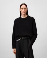 Jersey de punto color negro con cuello redondo y manga larga. Confeccionado en una mezcla de lana merino y alpaca, presenta remates en canalé y un diseño de corte corto.