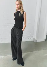 Mono largo de diseño combinado con cuerpo sin mangas de cuello alto y pantalón de corte recto con diseño de raya diplomática. Incluye trabillas en la cintura y cierre de cremallera posterior.
