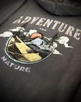 Hoodie oversize color gris oscuro con estampa en la espalda que presenta un paisaje montañoso, árboles y un sol, acompañado por el texto Adventure and Nature.