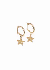 Par de aros dorados tipo argolla con dije de estrella calada.
