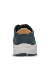 Zapato casual Hush Puppies modelo Fontier, confeccionado en cuero azul marino con detalles en color suela en el talón y lengüeta. Presenta suela de EVA con tecnología Duo-Balance para mayor ligereza y estabilidad, y cierre mediante cordones bicolores.