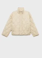 Campera acolchada de diseño oversize en color beige, con cuello alto, cierre frontal de cremallera y botones, y bolsillos laterales.