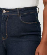 Pantalón de jeans azul oscuro, corte skinny, tiro alto, con bolsillos delanteros y traseros.