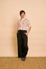Camisa de seda color marfil con estampado floral pequeño, cuello mao y mangas cortas con presilla y botón para arremangar.