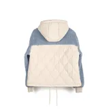 Campera con capucha color beige y mangas azul grisáceo de corderito. Tiene cierre frontal, puños ajustados y tres bolsillos frontales, uno con cierre.
