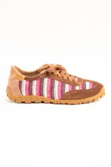 Zapatillas de estilo retro con diseño de rayas en tonos rosa, blanco y marrón. Combinan detalles en gamuza marrón y suela de goma con relieve.