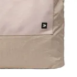 Bolso tipo tote color beige con bolsillo frontal de parche con cierre y asa de hombro.