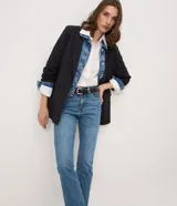 Pantalón de jeans premium azul oscuro de corte recto y cintura media, con bolsillos funcionales, trabillas para cinturón y costuras visibles a contratono. Confeccionado por Marfinno.