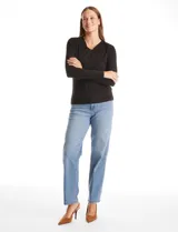 Remera de modal manga larga, color negro, con escote en V y detalle de nudo frontal con abertura tipo ojal.